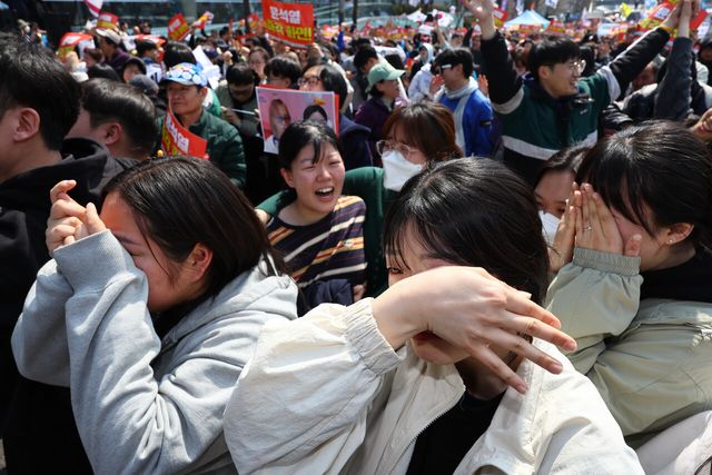 지난해 4월 4일 오전 서울 용산구 한남동 대통령 관저 인근에서 촛불행동 등 윤석열 대통령 탄핵을 찬성하는 시민들이 윤석열 대통령이 파면되자 기뻐하며 눈물을 흘리고 있다. [사진제공=뉴시스]