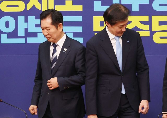 정청래 더불어민주당 대표와 조국 조국혁신당 대표가 지난해 11월 26일 오전 서울 여의도 국회에서 면담을 나누기 전 기념촬영을 마치고 자리로 향하고 있다. [사진제공=뉴시스]