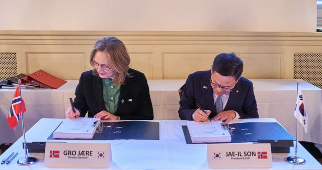 지난 1월 30일(현지시각)&nbsp;노르웨이에서&nbsp;열린&nbsp;‘천무’ 수출 계약 체결식에서&nbsp;국방물자청(NDMA) 그로&nbsp;야레 청정과&nbsp;한화에어로스페이스 손재일 대표(우측)가 계약서에&nbsp;서명하고&nbsp;있다. [사진=한화에어로스페이스]