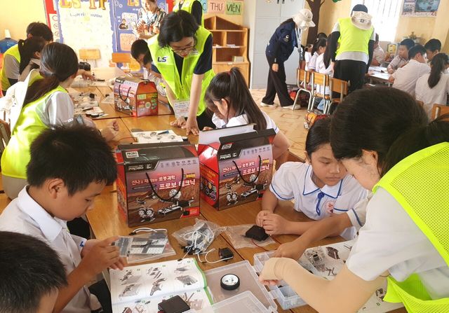 LS 대학생 해외봉사단 28기 단원들이 지난해 8월베트남 팜타이 초등학교에서 학생들을 대상으로 과학키트 만들기 체험학습을 진행하고 있다. [사진=LS그룹]