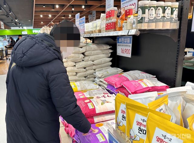 3일 서울 시내 한 대형마트에서 소비자가 진열된 쌀 가격을 살펴보고 있다. ⓒ투데이신문