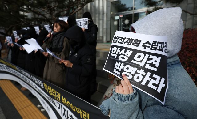 동덕여자대학교 총학생회가 지난 9일 동덕여자대학교에서 기자회견을 열고 대학 본부 측을 규탄하고 있다. [사진제공=뉴시스]