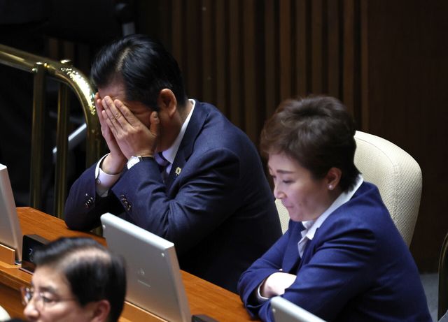 더불어민주당 정청래 대표와 이언주 최고위원이 2일 오후 서울 여의도 국회에서 열린 제432회국회(임시회) 제1차 본회의에 출석해 있다. 정청래 대표가 피곤한 기색을 보이고 있다. [사진제공=뉴시스]