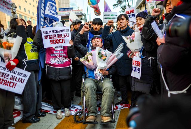 전국민주노동조합총연맹 고진수 서비스연맹 세종호텔지부장이 14일 서울 중구 세종호텔 앞 공공농성장에서 고공농성을 해제하고 지상으로 내려와 주먹을 들어올리고 있다. [사진제공=뉴시스]<br>