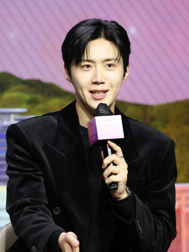 배우 김선호가 지난 1월 13일 오전 서울 강남구 조선 팰리스 서울 강남에서 열린 넷플릭스 시리즈 <이 사랑 통역 되나요?>제작발표회에서 취재진 질문에 답변하고 있다. [사진제공=뉴시스]<br>