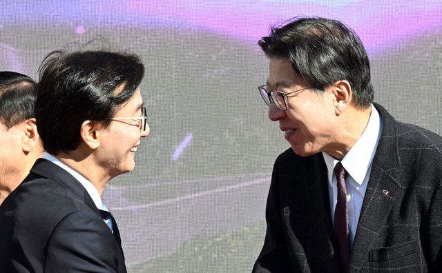 통일교 금품 수수 의혹으로 해양수산부 장관직을 사퇴한 전재수 더불어민주당 의원이 지난 2월 9일 부산 북구 만덕나늘목에서 열린 '만덕~센텀 고속화도로' 개통식에 참석, 박형준 부산시장과 인사하고 있다. [사진제공=뉴시스]