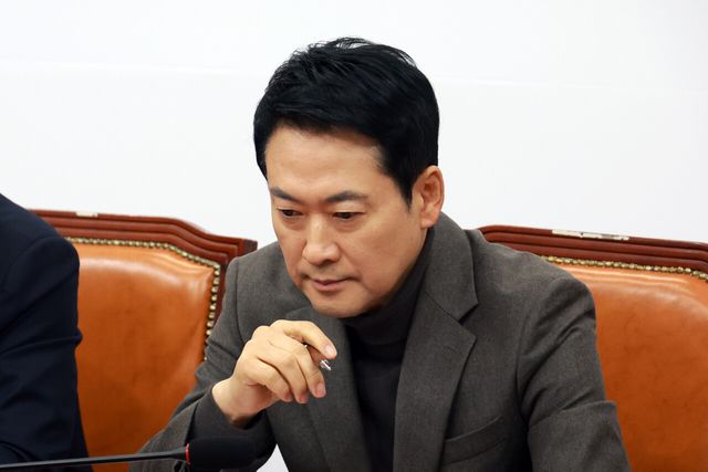 장동혁 국민의힘 대표가 지난 19일 서울 여의도 국회에서 열린 최고위원회의에서 생각에 잠겨 있는 모습. [사진제공=뉴시스]<br>