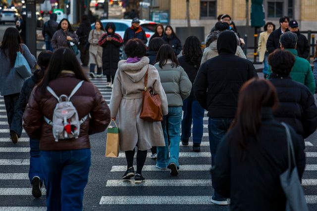 설 연휴가 끝난 다음날인 지난 19일 서울 종로구 광화문 인근에서 시민들이 이동하고 있다. [사진제공=뉴시스]