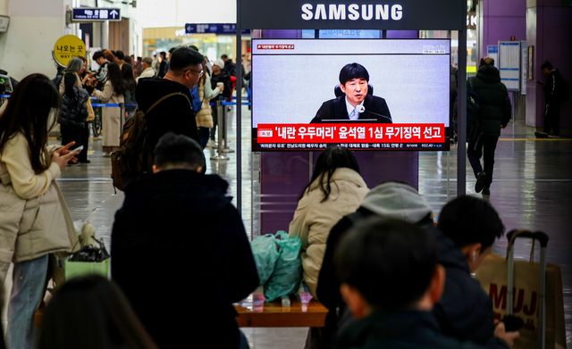 지난 19일 대구 동구 동대구역 대합실에서 시민들이 ‘내란 우두머리 혐의’를 받는 윤석열 전 대통령의 1심 선고 공판 TV 생중계를 보고 있다. [사진제공=뉴시스]
