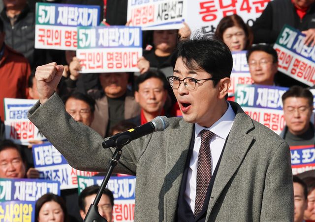 국민의힘 주진우 의원이 이번 부산시장 선거에서 경선에 참여할 것을 검토중인 것으로 전해진다. 사진은 주진우 의원이 지난해 11월 12일 서울 여의도 국회의사당 본관 앞 중앙계단에서 열린 대장동 일당 7400억 국고 환수 및 검찰 항소포기 외압 규탄대회에서 발언하고 있는 모습. [사진제공=뉴시스]