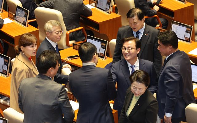 지난 1월 16일 전재수 전 해양수산부 장관이 서울 여의도 국회에서 열린 본회의에서 의원들과 인사를 하고 있다. [사진제공=뉴시스]