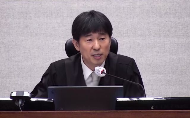 서울중앙지법 형사합의25부 지귀연 부장판사가 19일 서울 서초구 서울중앙지방법원에서 열린 윤석열 전 대통령의 내란 우두머리 혐의 사건 1심 선고기일에서 윤 전 대통령에게 무기징역 등 관련 피고인들에게 주문을 선고하고 있다. [사진제공=서울중앙지법]