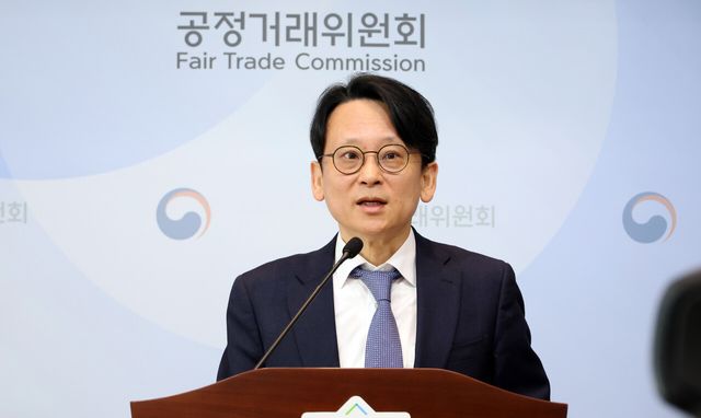 공정거래위원회 유성욱 조사관리관이 20일 세종시 정부세종청사에서 밀가루 담합 사건과 관련해 7개 제분사에 심사보고서를 송부하고 심의 절차에 착수했다고 밝히고 있다. [사진=뉴시스]