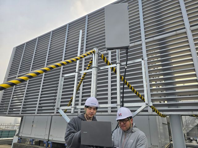삼성전자 차세대통신연구센터와 KT 연구진이 서울 우면동 소재 삼성전자 서울R&D캠퍼스에서 초고집적 다중 안테나 기술을 검증하고 있다. [사진=삼성전자]