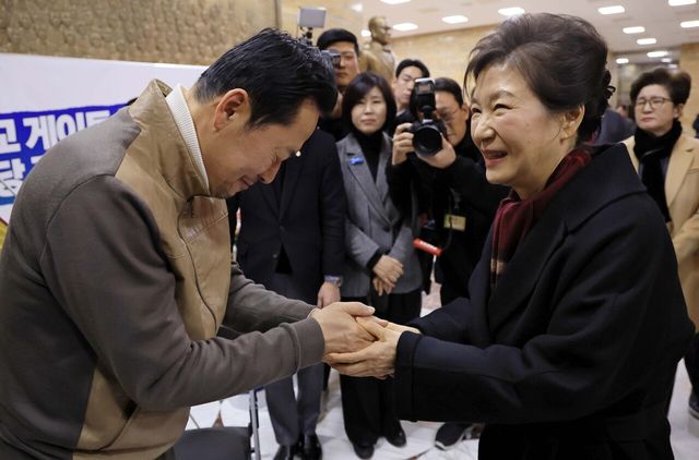 박근혜 전 대통령이 1월 22일 서울 여의도 국회 로텐더홀 에서 통일교·공천헌금 '쌍특검' 수용을 촉구하며 단식농성중인 장동혁 국민의힘 대표를 찾아 손을 맞잡고 있다. [사진제공=뉴시스/공동취재단]