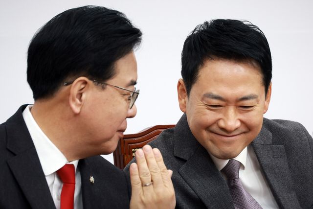 국민의힘 장동혁 대표와 송언석 원내대표가 23일 서울 여의도 국회에서 열린 최고위원회의에서 대화하고 있다. [사진제공=뉴시스]