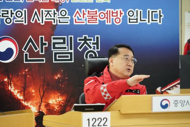 지난 1월 경남 진주 집현면 야산과 관련해 산불 진화 지시를 내리고 있는 김인호 전 산림청장. [사진제공=뉴시스]