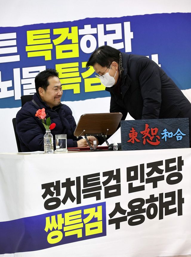 황교안 자유와혁신 대표가 1월 19일 서울 여의도 국회 로텐더홀에서 '통일교게이트·더불어민주당 공천뇌물 특검 수용 촉구' 단식 농성중인 장동혁 국민의힘 대표를 격려하고 있다. [사진제공=뉴시스]