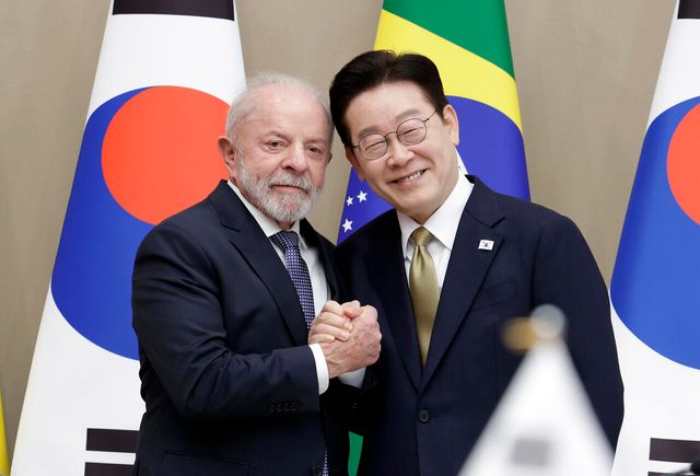 이재명 대통령과 브라질 루이스 이나시우 룰라 다 시우바 대통령이 23일 청와대에서 한-브라질 확대 정상회담 기념촬영을 하고 있다. [사진제공=뉴시스]