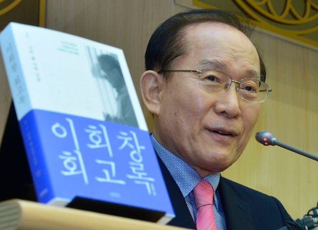 지난 2017년 8월 22일 이회창 전 한나라당 총재가서울 종로구 세종문화회관 예인홀에서 회고록 출간 간담회를 열고 취재진 질문에 답변하고 있다. [사진제공=뉴시스]<br>