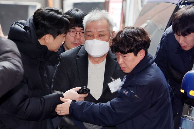 ‘건진법사’ 전성배씨가 지난 1월 19일 참고인 신분으로 출석하기 위해 서울 서초구 관봉권 띠지 분실 의혹을 수사하는 안권섭 상설특검팀 사무실로 향하고 있다. [사진제공=뉴시스]