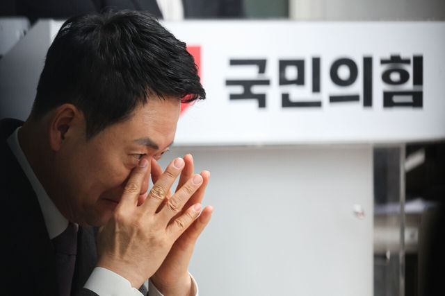 장동혁 국민의힘 대표가 지난 23일 서울 여의도 국민의힘 당사에서 열린 제9회 전국동시지방선거 중앙당 공천관리위원회 공천 혁신 서약식에 참석해 생각에 잠겨있다. [사진제공=뉴시스]<br>