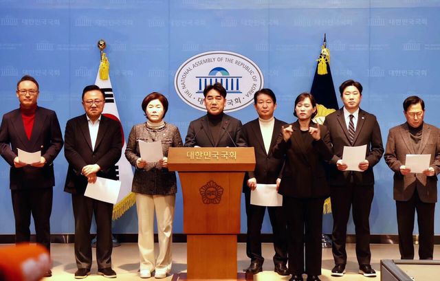 국민의힘 내 소장파 의원 모임인 '대안과 미래' 이성권 간사를 비롯한 의원들이 19일 서울 여의도 국회 소통관에서 ‘윤석열 전 대통령 내란죄 무기징역 선고’ 관련 입장 발표를 하고 있다. [사진제공=이성권 의원실]