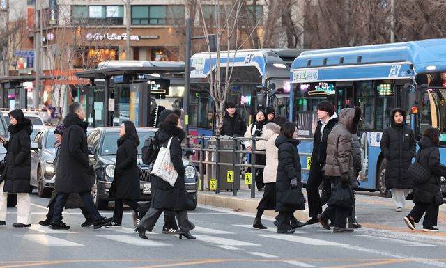 지난달 12일 출근길에 나선 시민들이 발걸음을 재촉하고 있다. [사진제공=뉴시스]<br>