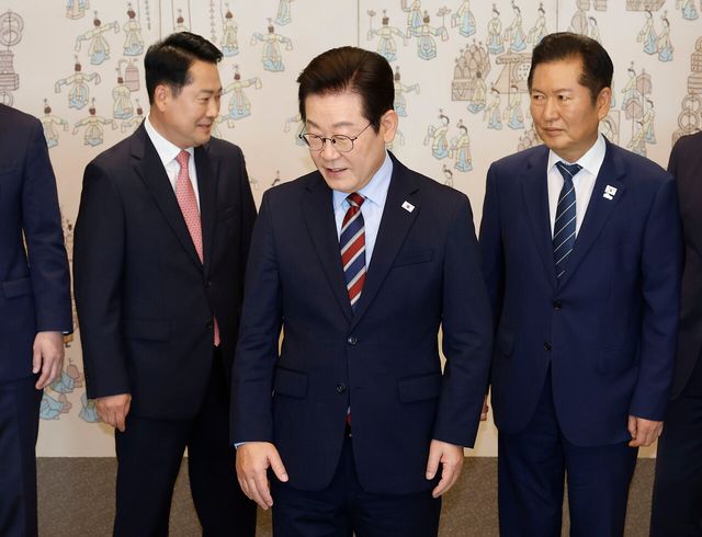 이재명 대통령이 지난해 9월 8일 서울 용산 대통령실 청사에서 열린 여야 지도부 오찬 회동에서 정청래 더불어민주당 대표, 장동혁 국민의힘 대표와 기념촬영을 마치고 자리로 향하고 있다. [사진제공=뉴시스]<br>