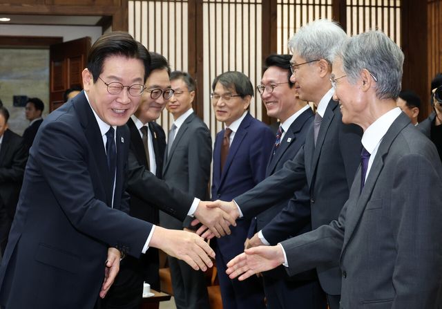지난해 11월 4일 시정연설을 위해 국회를 방문한 이재명 대통령(왼쪽)이 서울 여의도 국회의장 접견실에서 열린 환담에서 조희대 대법원장(오른쪽)과 악수 후 지나가고 있다. [사진제공=뉴시스]