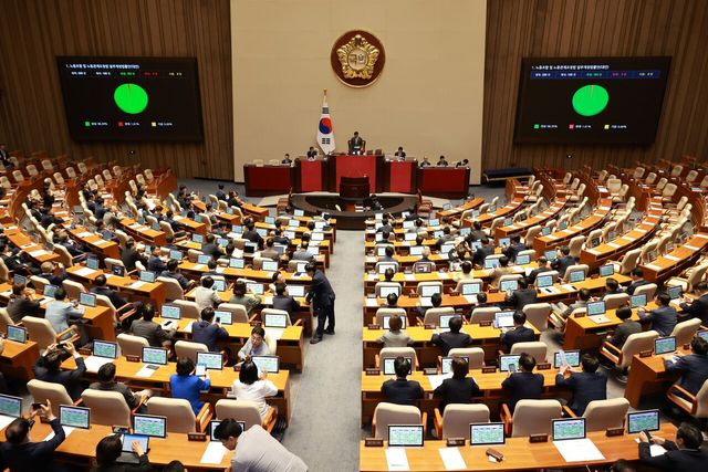지난해 8월 24일 서울 여의도 국회에서 진행된 제428회 국회(임시회) 제2차 본회의에서 노동조합 및 노동관계조정법 일부개정법률안(대안)이 더불어민주당 주도로 통과되고 있는 현장 모습. [사진제공=뉴시스]