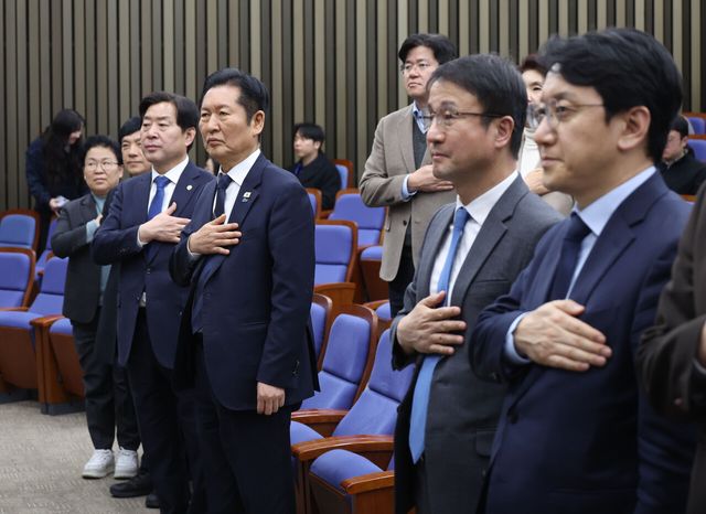 정청래 더불어민주당 대표와 한병도 원내대표를 비롯한 지도부가 24일 오후 서울 여의도 국회에서 열린 의원총회에서 국민의례를 하고 있다. [사진제공=뉴시스]