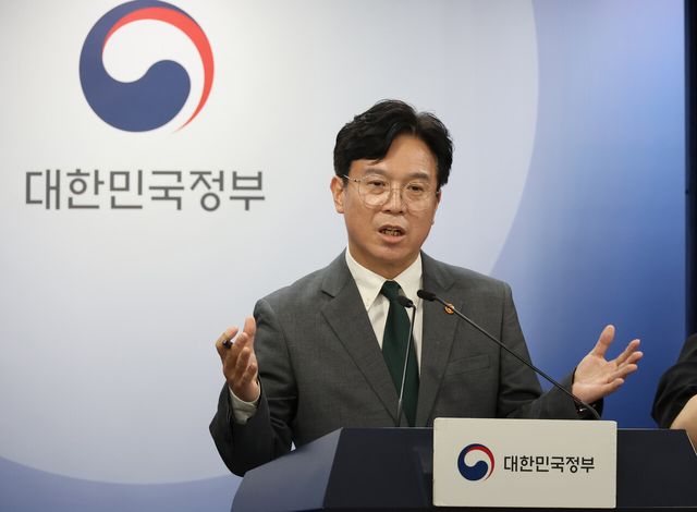 고용노동부 김영훈 장관이 지난해 7월 29일 서울 종로구 정부서울청사에서 노조법 2·3조 개정안(노란봉투법) 등 노동조합 및 노동관계조정법 개정(안) 관련해 발언하고 있다. [사진제공=뉴시스]<br>