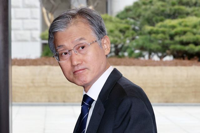 조희대 대법원장이 24일 오전 서울 서초구 대법원으로 출근하고 있다. [사진제공=뉴시스]