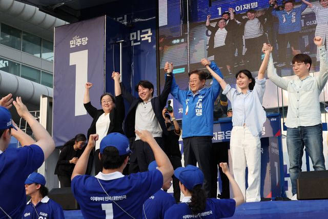 지난해 5월 21일 당시 이재명 더불어민주당 대선후보가 과거 자신의 지역구였던 인천 계양구 계양역 앞에서 열린 유세에서 찬조연설자들과 손을 잡고 시민들을 향해 인사하고 있다. [사진제공=뉴시스]