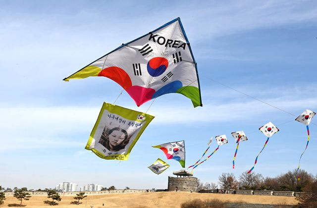 107주년 3·1절을 앞둔 26일 경기 수원시 팔달구 수원화성 창룡문에서 한국연연맹 관계자들이 독립운동가의 모습이 담긴 연을 날리고 있다. [사진제공=뉴시스]