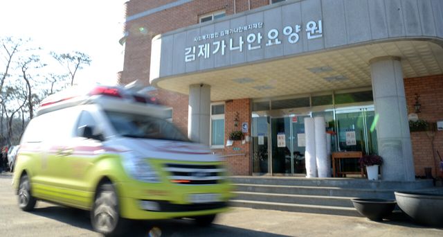 2020년 전북 김제시 김제가나안요양원 앞으로 구급차가 빠르게 이동하고 있다. [사진제공=뉴시스]