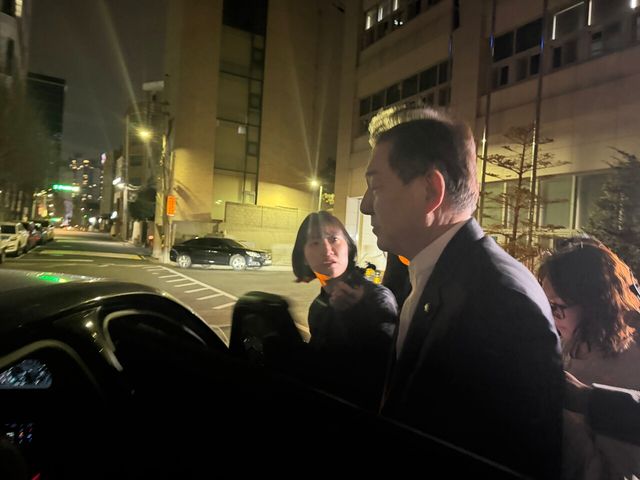 김병기 무소속 의원이 지난 26일 오후 11시 30분경 약 14시간 30분에 걸친 경찰의 첫 소환 조사를 마치고 귀가하고 있다. [사진제공=뉴시스]