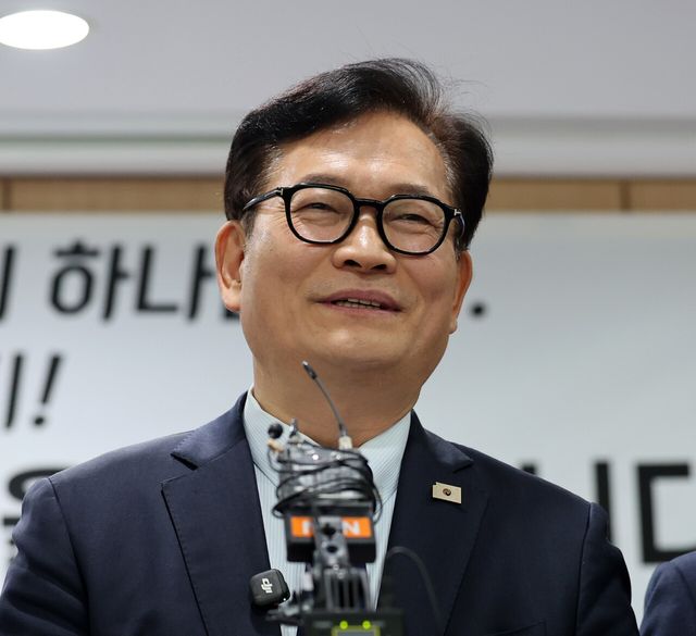 송영길 전 더불어민주당 대표가 20일 인천 남동구 더불어민주당 인천시당을 찾아 복당 신청서를 제출 후 소감을 이야기하고 있다. 송영길 전 대표는 더불어민주당 전당대회 ‘돈봉투 살포’ 의혹 등으로 기소돼 항소심에서 무죄를 선고받았다. [사진제공=뉴시스]