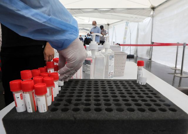 지난 2022년 코로나19 펜데믹 당시&nbsp;서울의 한 임시선별진료소에서 의료진이 검체를 정리하고 있는 모습. 본 사진은 기사 본문 내용과 직접적 관련 없음. [사진=뉴시스]