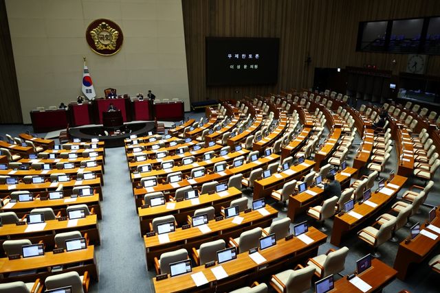 이성윤 더불어민주당 의원이 지난 26일 서울 여의도 국회에서 열린 본회의에서 형법 일부개정법률안에 대한 무제한 토론(필리버스터)을 하고 있다. [사진제공=뉴시스]<br>