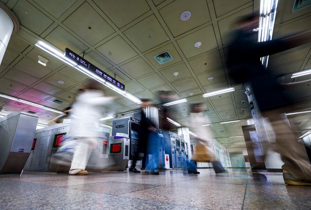 설 연휴였던 지난 19일 서울 종로구 광화문역에서 시민들이 걸음을 옮기고 있다. [사진제공=뉴시스]<br>