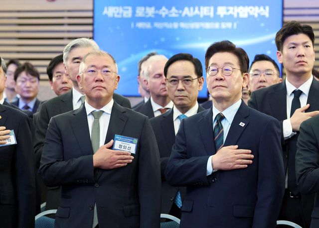 이재명 대통령과 현대자동차그룹 정의선 회장이 27일 전북 군산 새만금컨벤션센터에서 열린 ‘새만금 로봇·수소·AI시티 투자협약식’에 참석했다. [사진=뉴시스]
