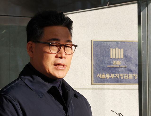 백해룡 경정이 지난달 14일 서울 송파구 서울동부지방검찰청 앞에서 세관 마약수사 외압 의혹 합동수사단 파견 종료에 대한 입장을 말하고 있다. [사진제공=뉴시스]<br>