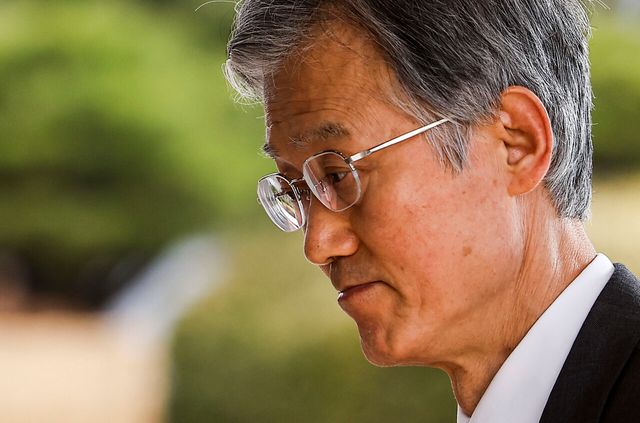 조희대 대법원장이 27일 서울 서초구 대법원으로 출근하고 있다. [사진제공=뉴시스]