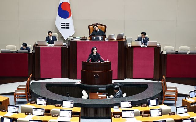 김희정 국민의힘 의원이 27일 오전 서울 여의도 국회에서 열린 제432회 국회(임시회) 제8차 본회의에서 헌법재판소법 일부개정법률안(대안)에 대한 필리버스터(무제한 토론)을 하고 있다. [사진제공=뉴시스]<br>