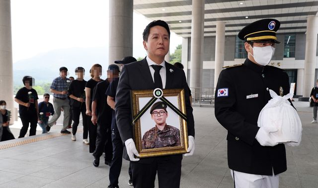 故 변희수 하사가 2024년 4월 24일 국립 대전현충원에 안장되고 있다. [사진제공=뉴시스]