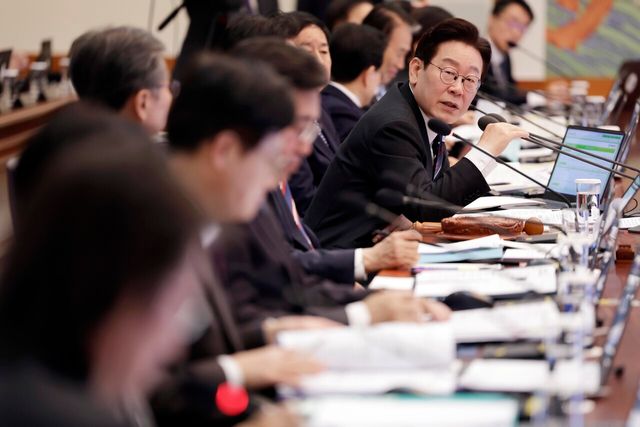 이재명 대통령이 지난 24일 청와대에서 열린 국무회의에서 발언하고 있다. [사진제공=뉴시스]<br>