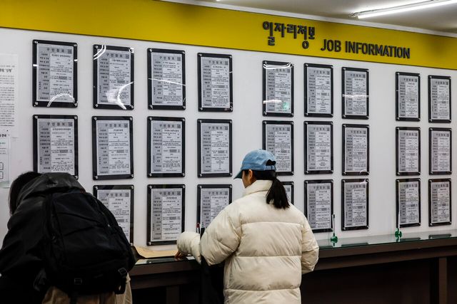 지난해 12월 10일 서울 마포구 서부고용복지센터를 방문한 구직자가 서류를 살펴보고 있다. [사진제공=뉴시스]<br>