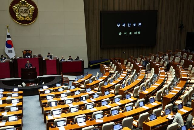 송석준 국민의힘 의원이 27일 오후 서울 여의도 국회 본회의에서 대법관 증원법(법원조직법 개정안)에&nbsp;대한 무제한토론(필리버스터)을 하고 있다. [사진제공=뉴시스]<br>